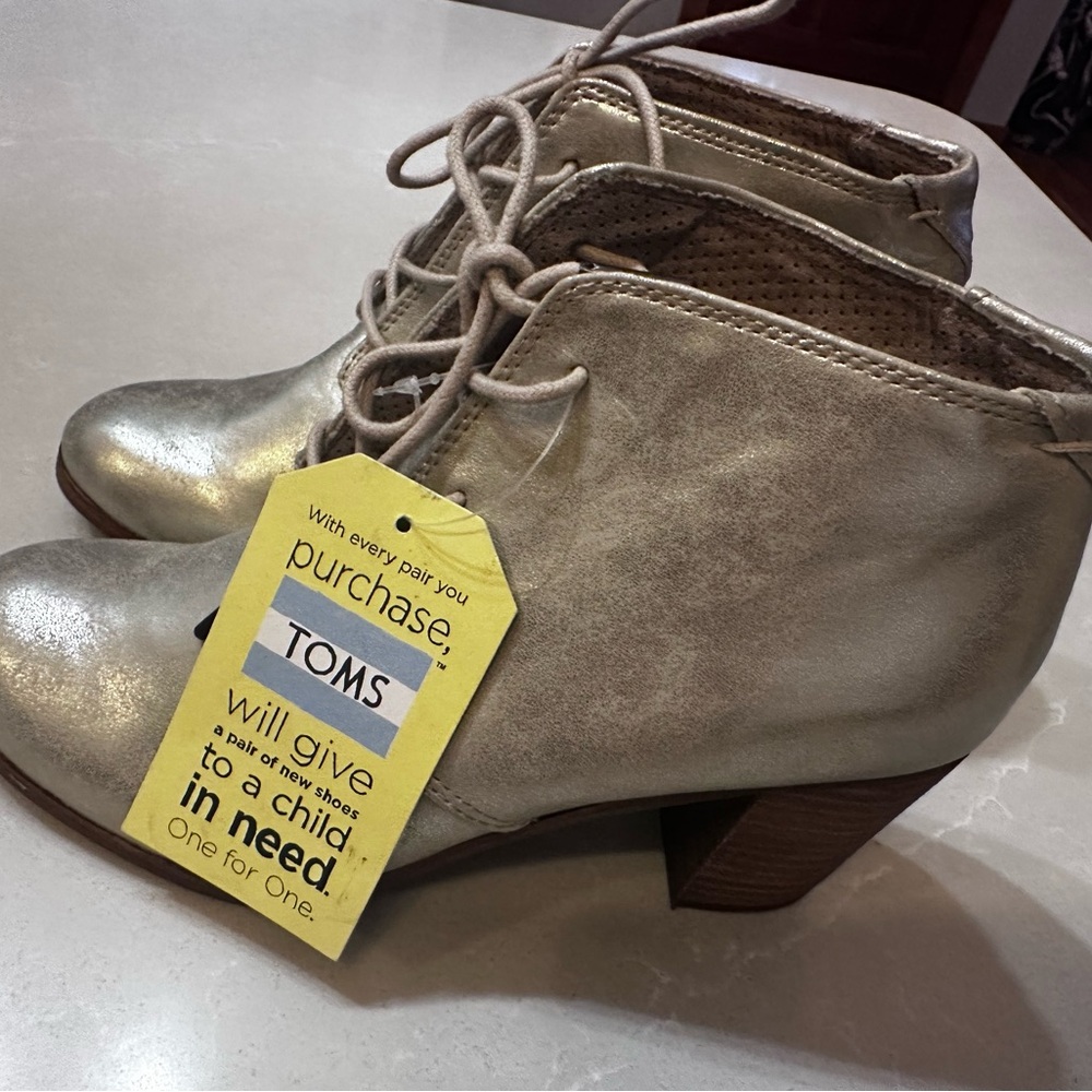 NWT TOMS Women's Lunata Lace-Up Metallic Ankle Booties, 8.5